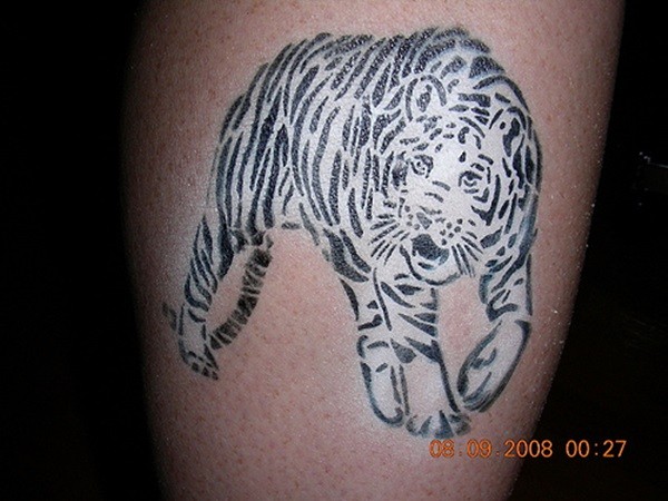 小腿个性精致的黑白老虎纹身图案