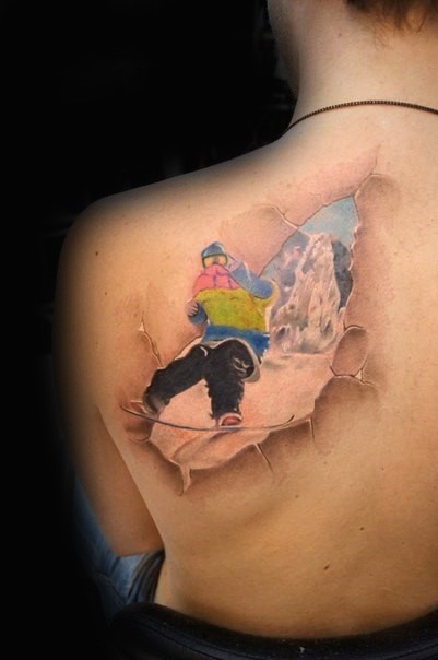 背部惊人的彩色滑雪运动撕皮纹身图案