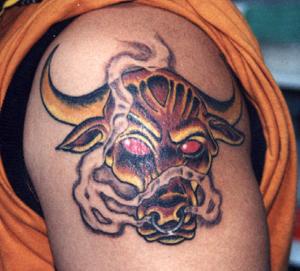 恶魔牛头彩色大臂纹身图案