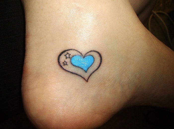 蓝色的心形和星星脚踝纹身图案