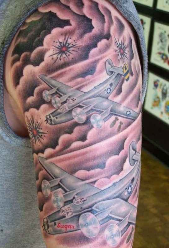 手臂彩色的大型美国轰炸机纹身图案