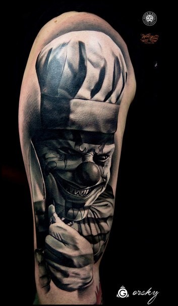 手臂3D疯狂的邪恶小丑和刀纹身图案