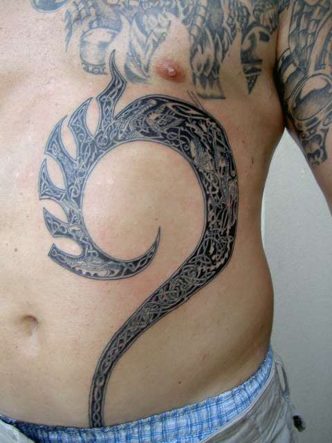 男性腹部外星人部落艺术纹身图案