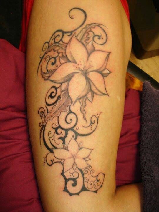 手臂黑白的花朵藤蔓纹身图案