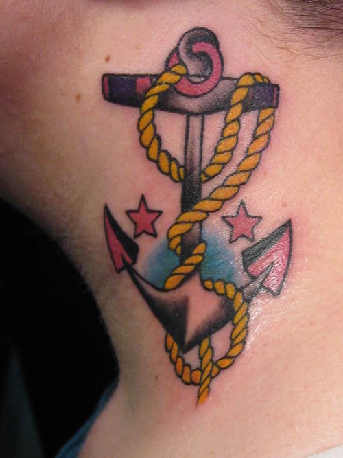 颈部彩色的绳子与船锚星星纹身图案