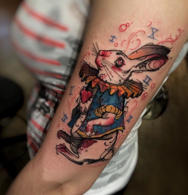 卡通风格彩色搞笑幻想兔子手臂纹身图案