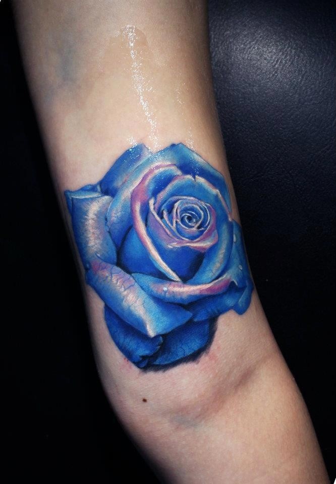 手臂3D风格惊人的蓝色玫瑰纹身图案