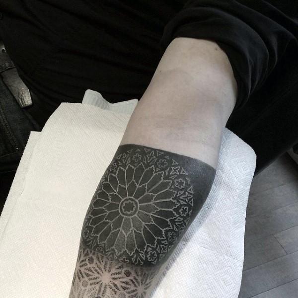 手臂独特的黑白梵花个性纹身图案