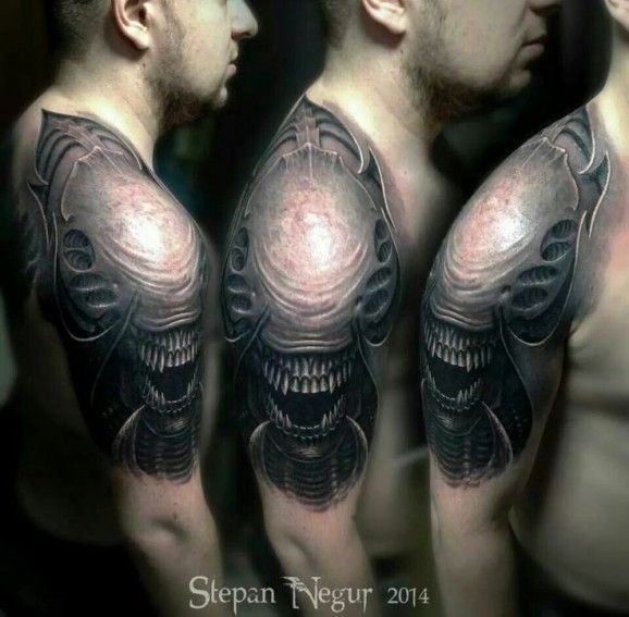 男性肩部惊人的外星异形纹身图案