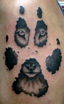 狼头和爪印结合黑灰纹身图案