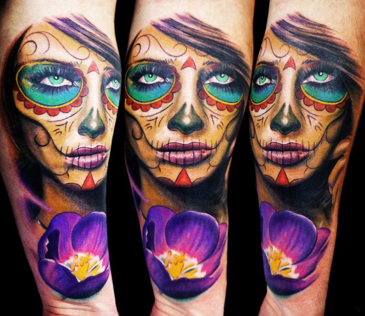 墨西哥传统风格彩色女人和花朵手臂纹身图案