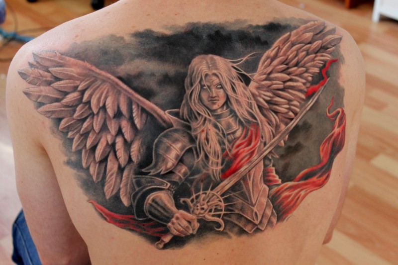 背部彩色的幻想天使战士纹身图案