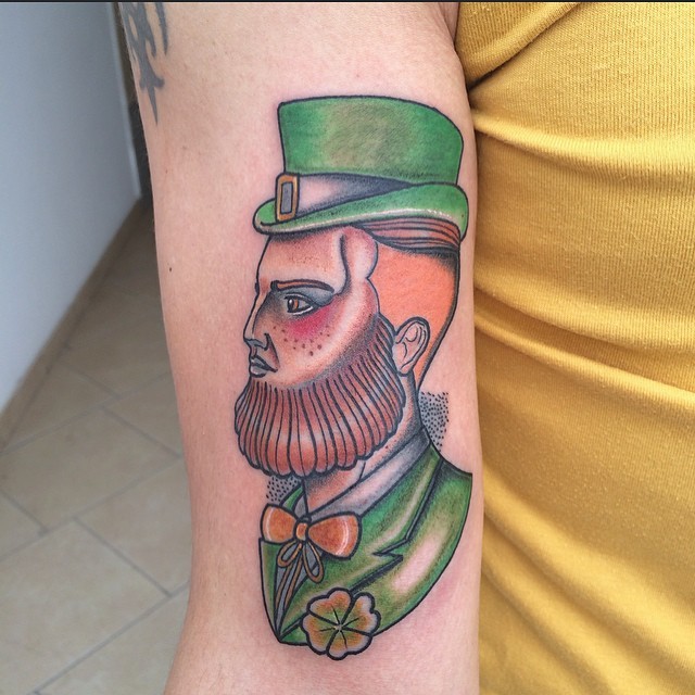 爱尔兰男子和四叶草彩色手臂纹身图案