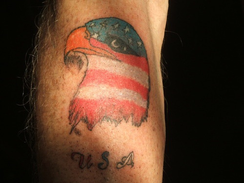 美国国旗色彩的鹰头纹身图案