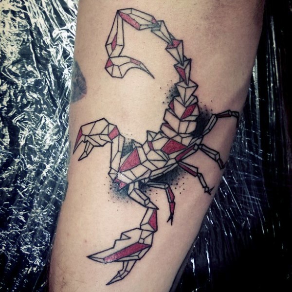 手臂抽象风格的彩色几何蝎子纹身图案