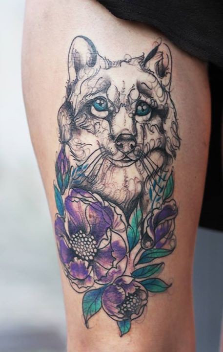 大腿令人惊奇的彩色狗与花朵纹身图案