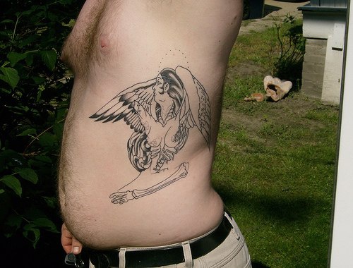 有翅膀的裸体天使侧肋纹身图案