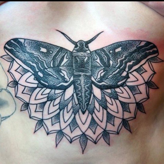 胸部点刺好看的飞蛾纹身图案
