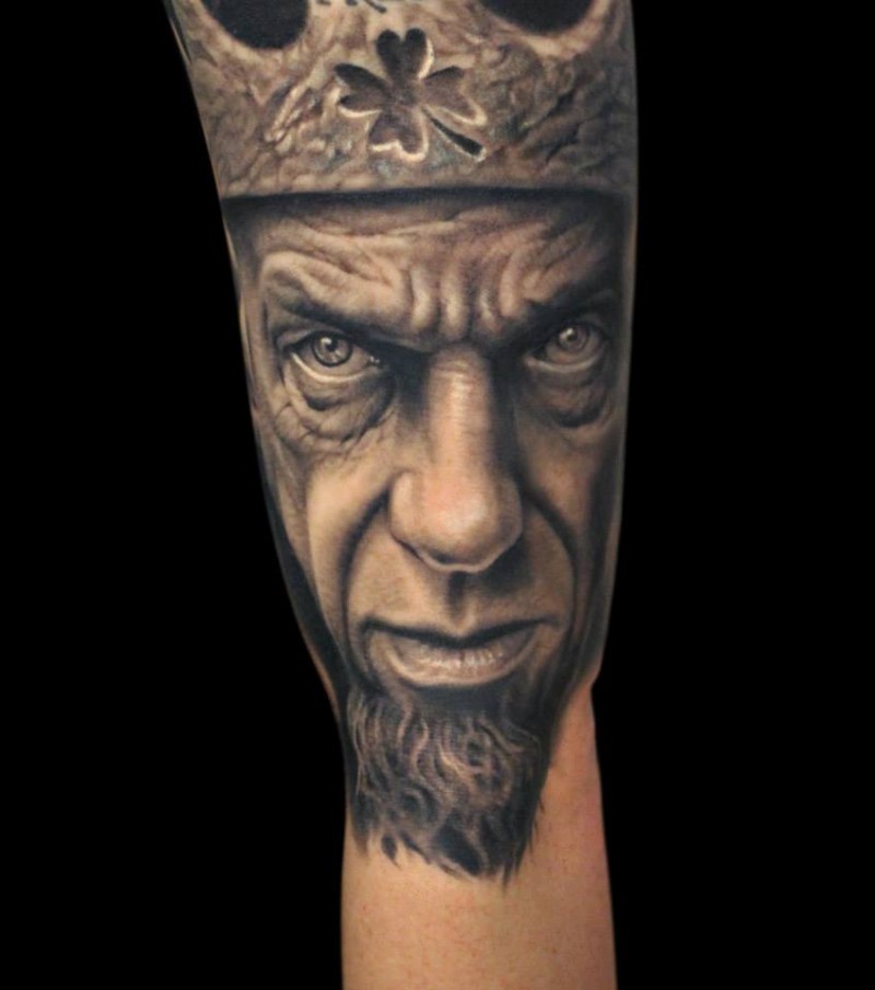 手臂3D国王肖像与皇冠纹身图案