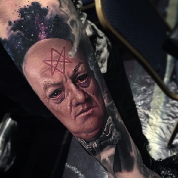 令人毛骨悚然的神秘男子与符号手臂纹身图案