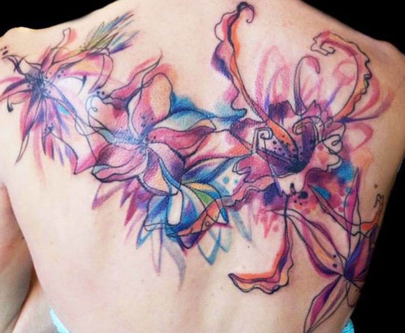 背部惊人的丰富多彩抽象异国花卉纹身图案