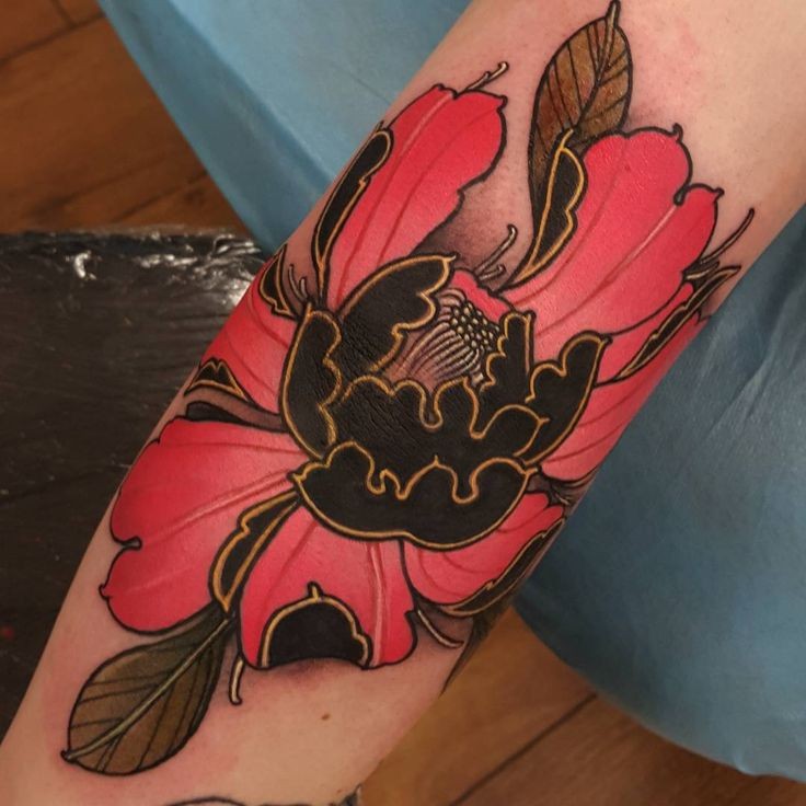 手臂红色和黑色的牡丹花纹身图案