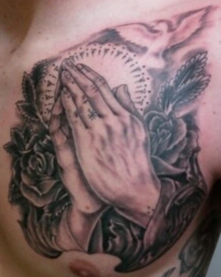 惊人的祈祷手和花朵胸部纹身图案