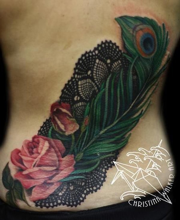 背部写实风格惊的彩色孔雀羽毛和玫瑰纹身图案