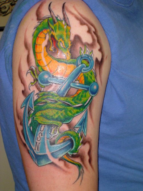绿色的龙和船锚手臂纹身图案