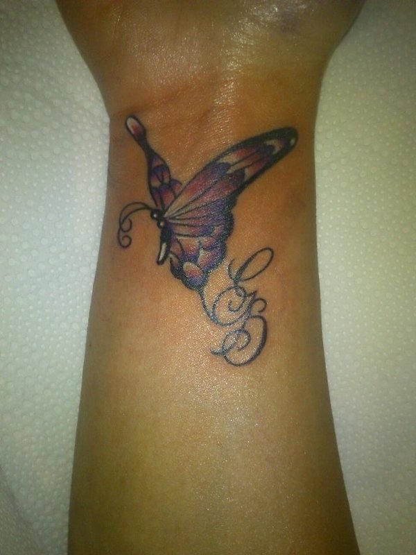 手腕神奇的彩色小蝴蝶和字母纹身图案