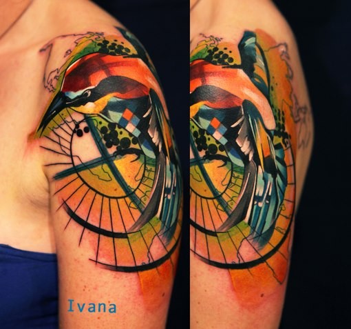 肩部抽象风格的彩色小鸟与饰品纹身图案