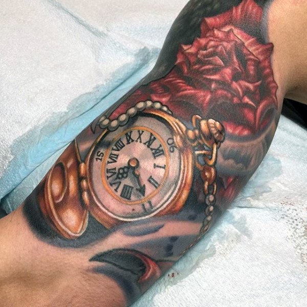 手臂逼真的彩色时钟与玫瑰纹身图案