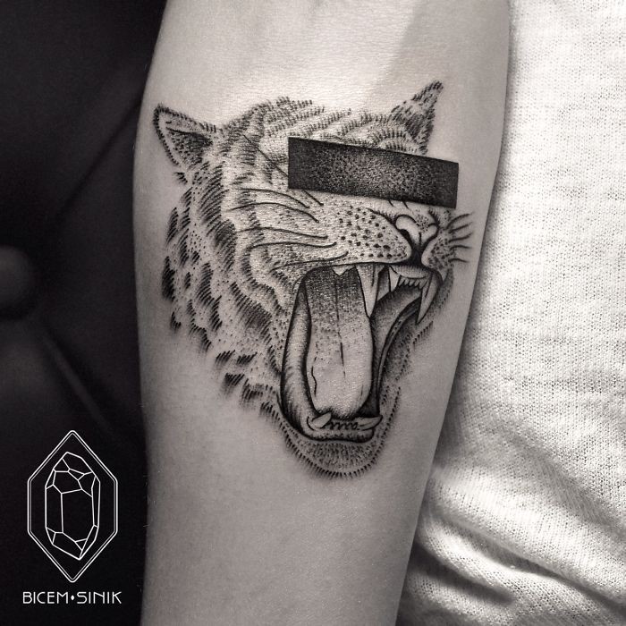 雕刻风格黑色点刺狮子头手臂纹身图案