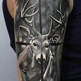 手臂狩猎主题的黑色小鹿和步枪范围纹身图案