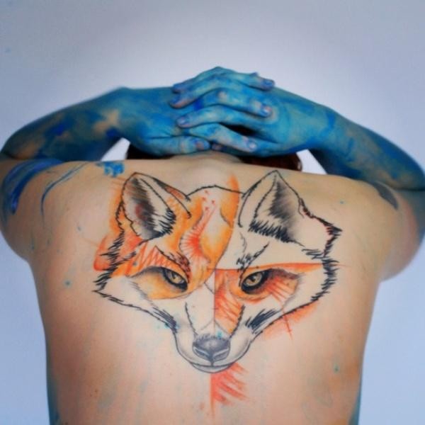 背部抽象风格的彩色狐狸头纹身图案