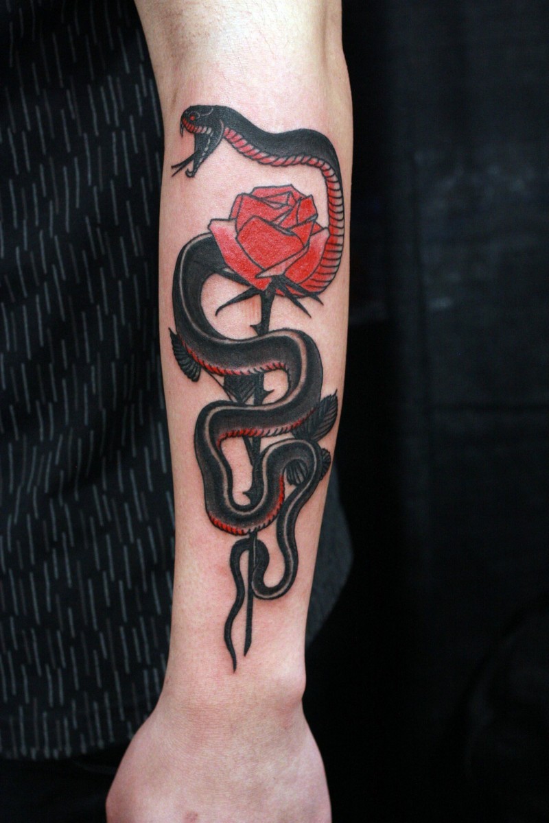 old school彩色大蛇与红玫瑰手臂纹身图案