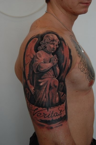 大臂祈祷的悲伤天使纹身图案