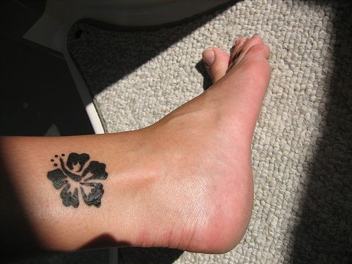 黑色的小花脚踝纹身图案