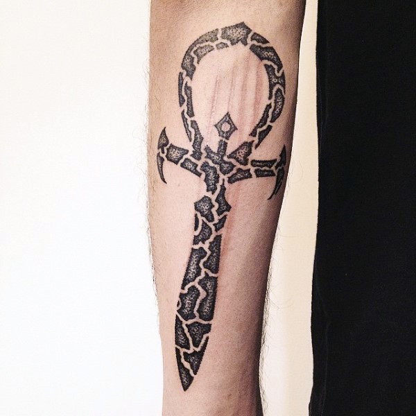 蛇皮花纹的幻想剑手臂纹身图案