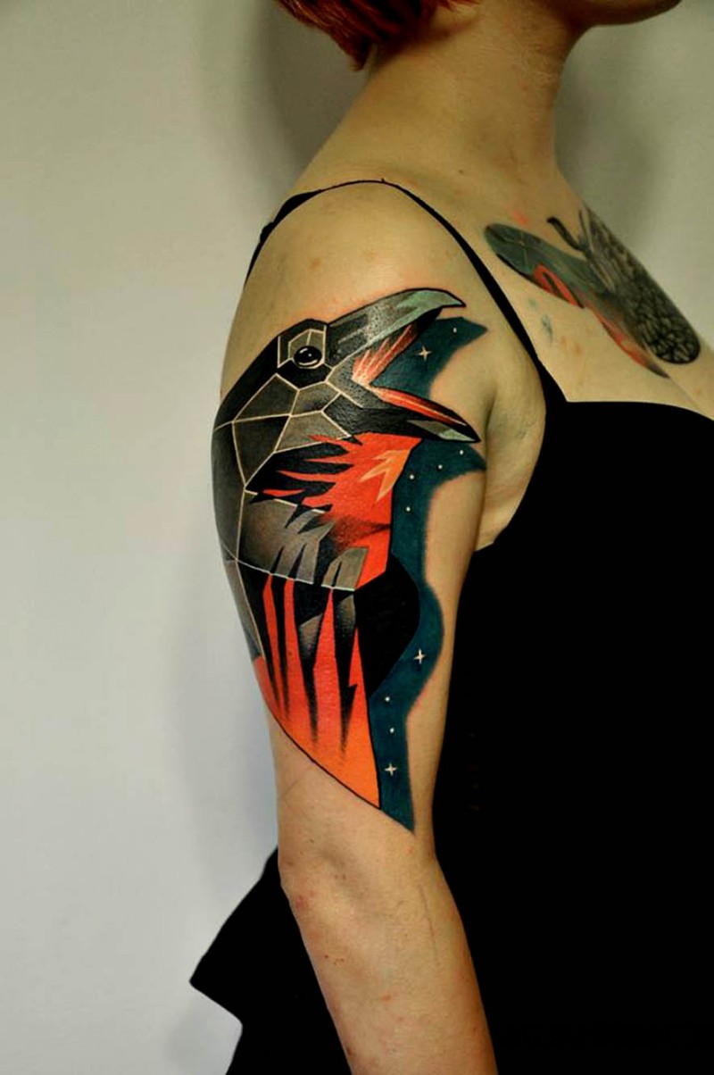 手臂明亮的乌鸦与星空纹身图案