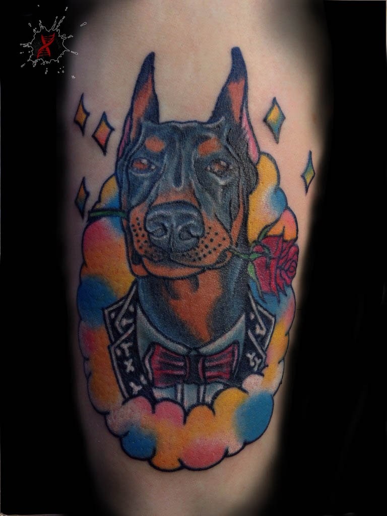 卡通风格的彩色绅士狗和玫瑰手臂纹身图案