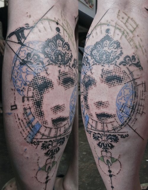 小腿有趣的抽象风格彩色女性肖像与符号纹身图案