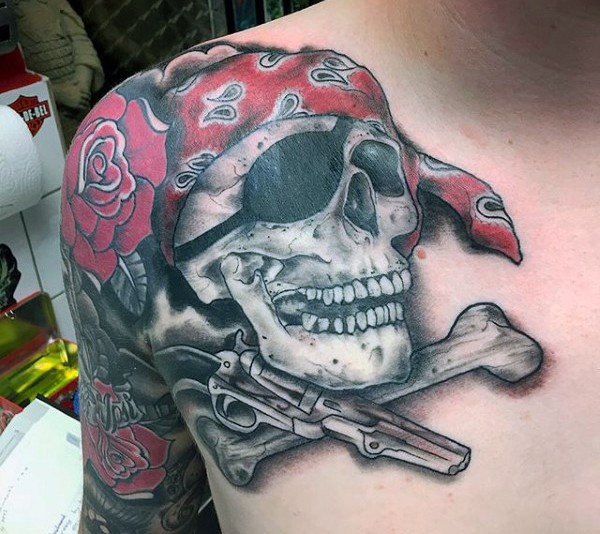 肩部3D彩色的卡通骷髅海盗与玫瑰手枪纹身图案