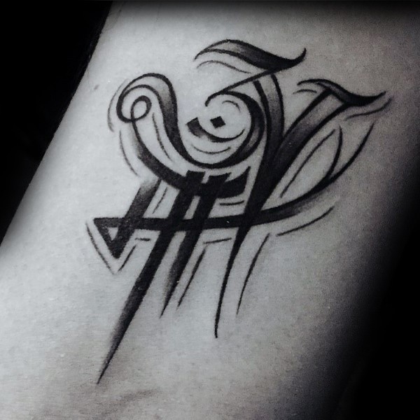 手臂上的黑色符号个性纹身图案