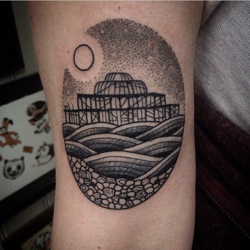 黑色点刺椭圆形大海和月亮手臂纹身图案