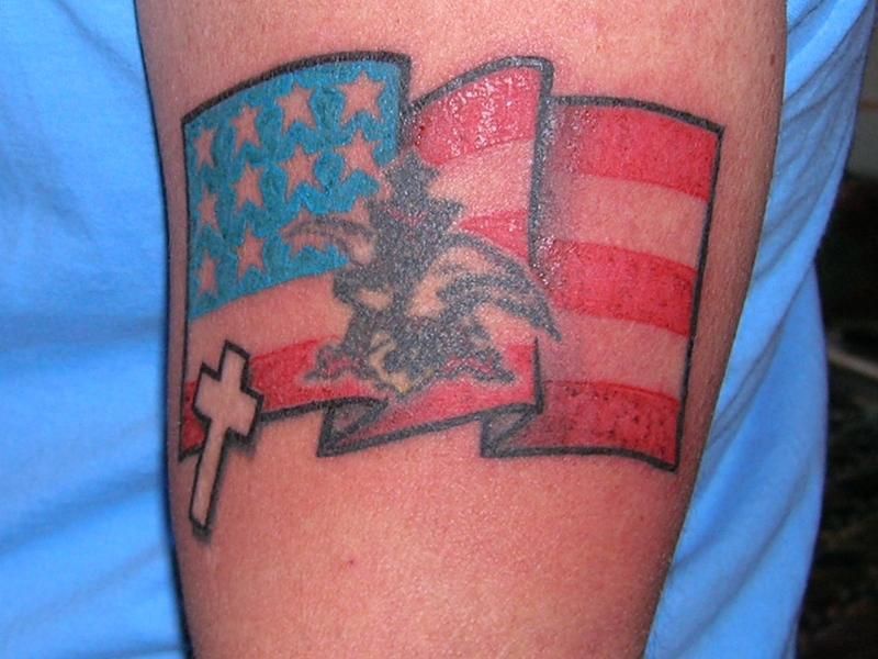 十字架和美国国旗纹身图案