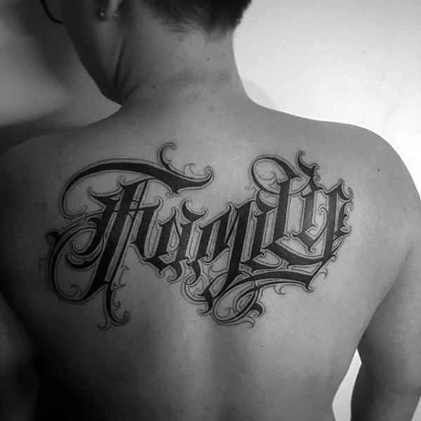 背部3D黑白美丽的花体字母纹身图案