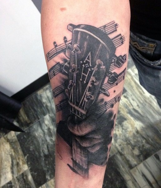 黑白吉他与音符手臂纹身图案