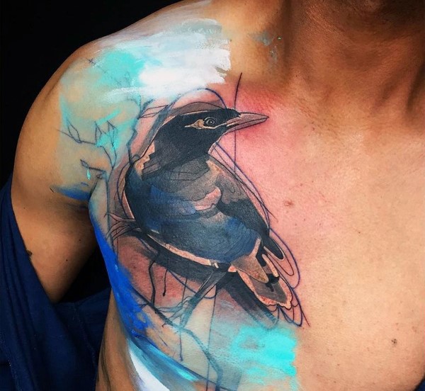 胸部抽象风格的彩色大乌鸦纹身图案