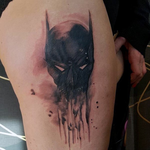 大腿神秘抽象风格的彩色蝙蝠侠纹身图案